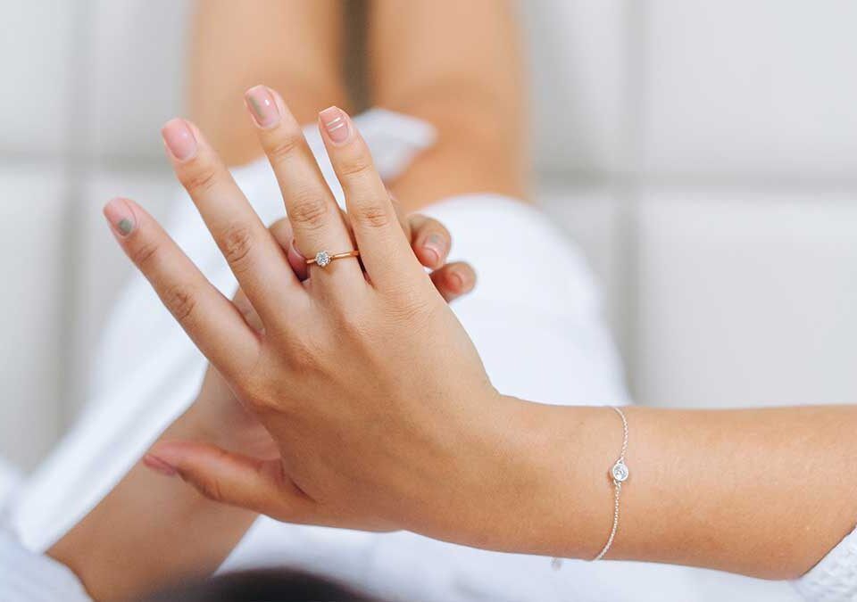diferencia-entre-anillo-y-sortija-significados-y-usos-clave