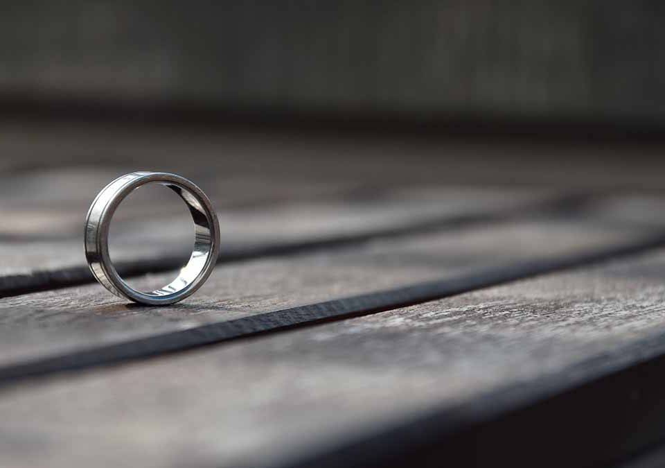 como-saber-si-un-anillo-es-de-plata-metodos-y-trucos-infalibles